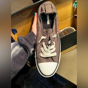 Women’s CONVERSE size 8 low top sneaker